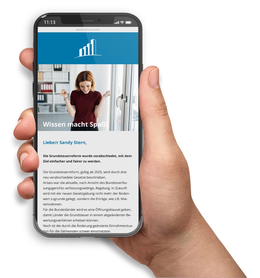 Das Bild zeigt ein Smartphone in einer Hand, auf dem eine E-Mail oder ein Newsletter geöffnet ist. Der Inhalt befasst sich mit der Grundsteuerreform in Deutschland, die ab 2025 gültig sein wird. Im oberen Bereich des Bildschirms ist ein blauer Header mit einem Diagramm-Logo zu sehen, darunter ein Foto einer Person in einem Büroumfeld und der Slogan